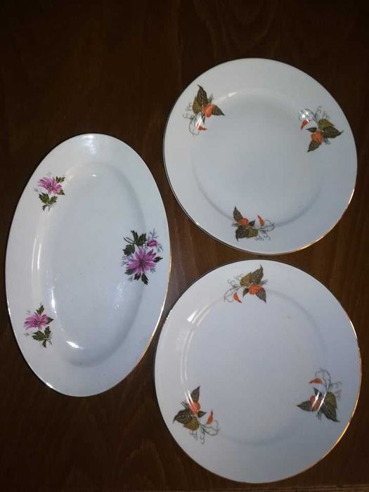 Три порцеланови плата със златни кантове-две кръгли и едно елепса