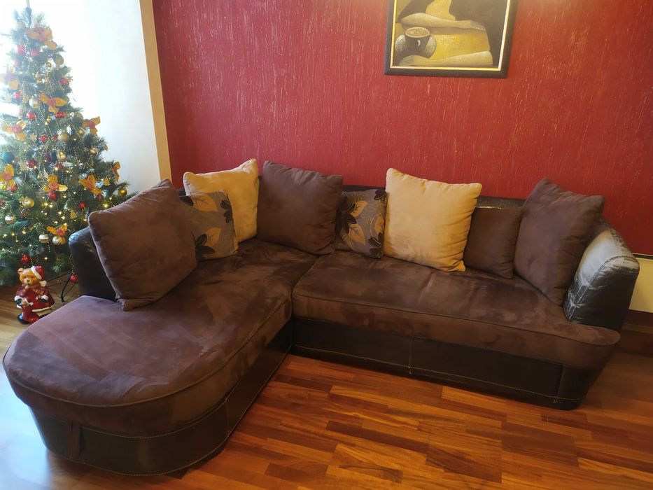 Диван ъглов разтегателен с повдигащ механизъм и възможност за багаж