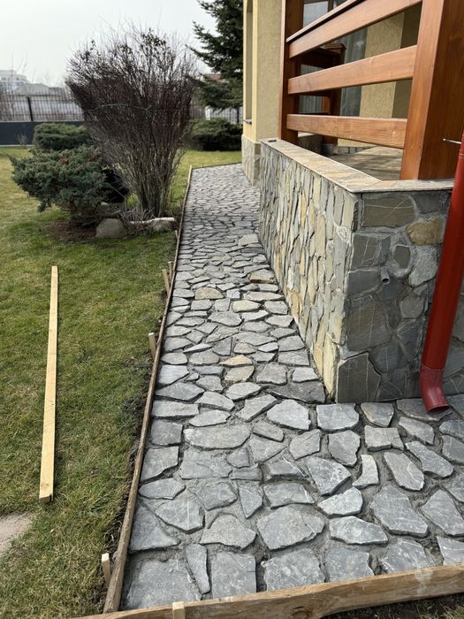 Vand piatra de munte si montez.