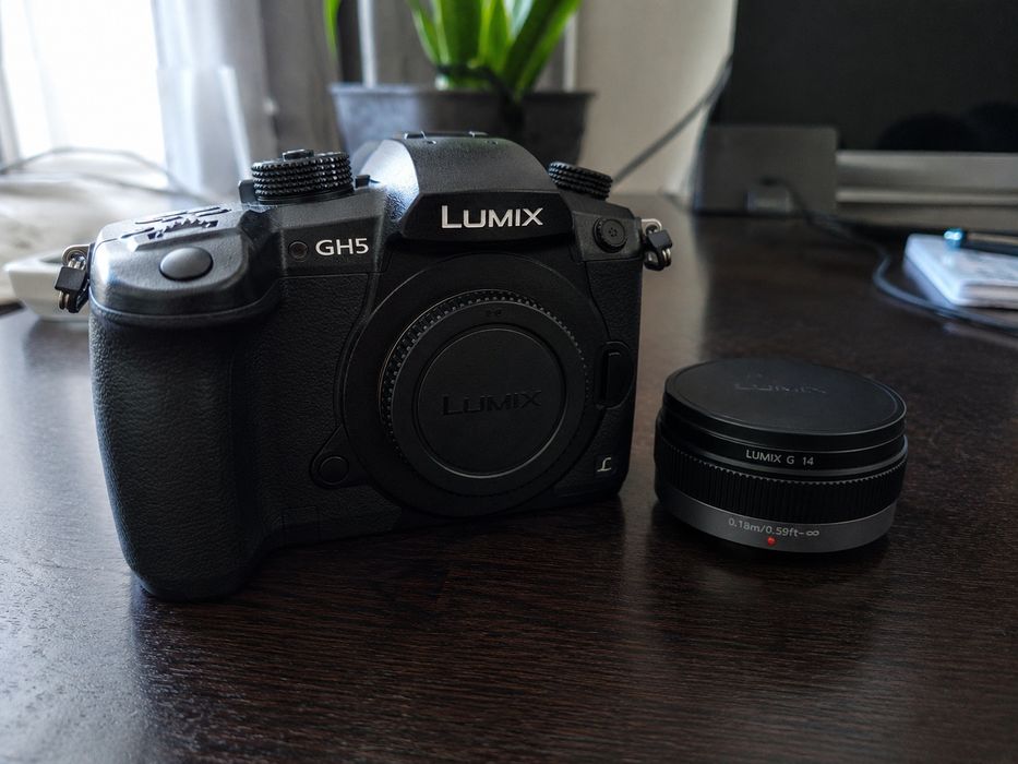 Aparat FOTO Panasonic gh5 și obiectiv 14 mm f2. 8