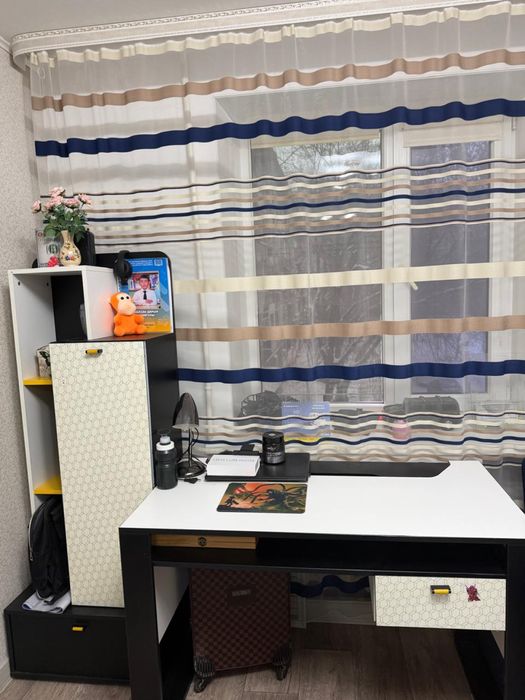 школьный шкаф и парта