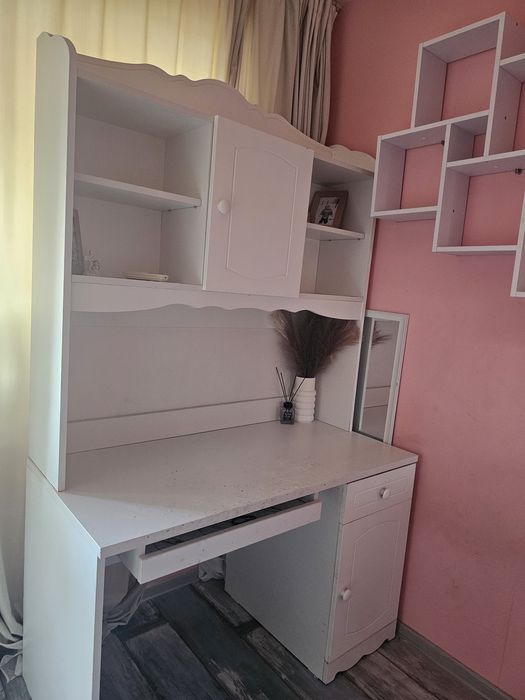 Бяло бюро с прекрасни орнаменти