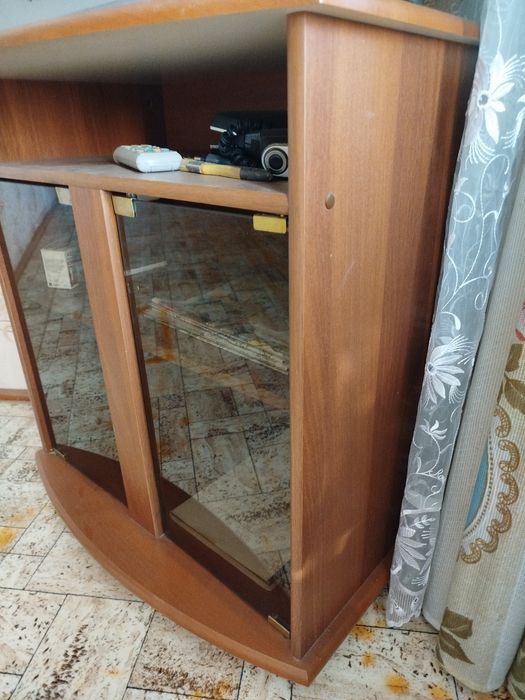 Тумба с стеклянными дверцами