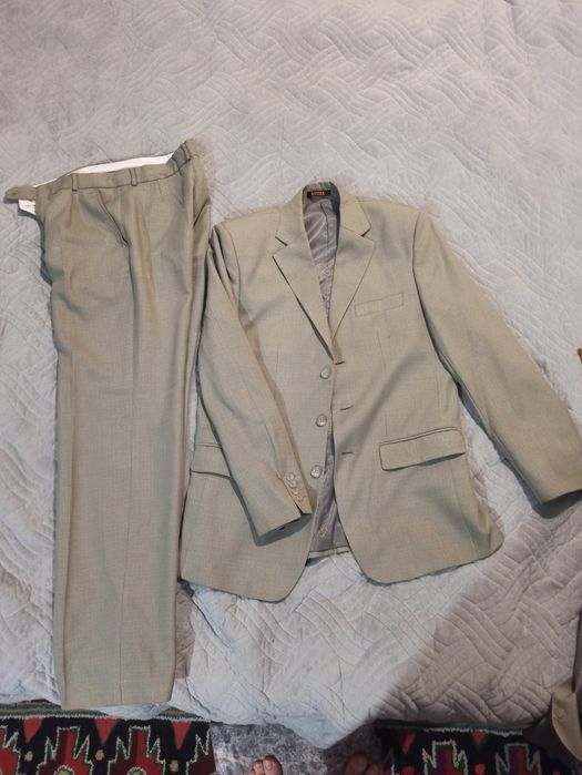 Продам костюм тройка