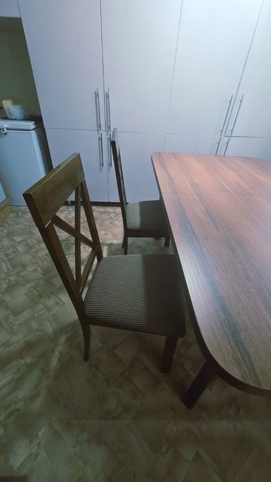 Стол в комплекте 90000 тг