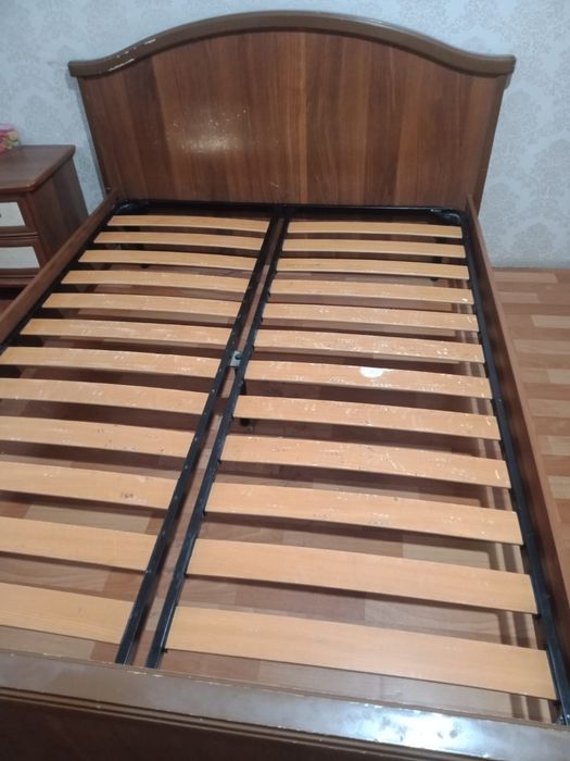 Продам шкаф , две тумбы , кровать комод