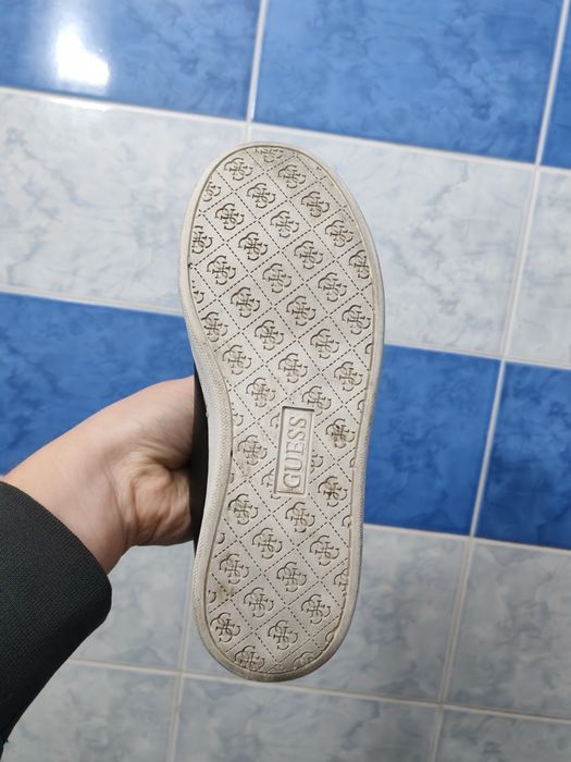 Adidași Guess Loven Logo Statement
