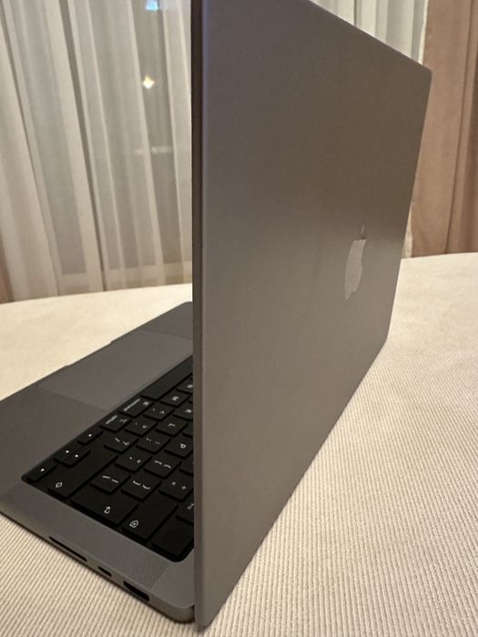 Vand Apple MacBook Pro M1 Pro, stare impecabila, ca nou, in cutie