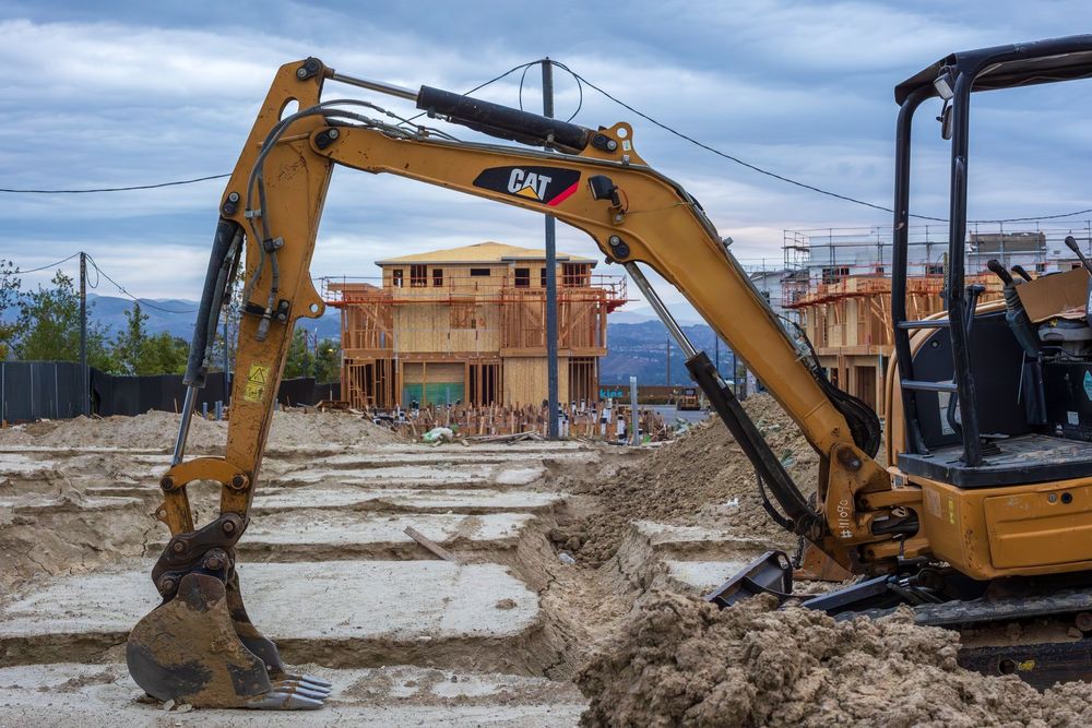 Închiriez miniexcavator și miniîncărcător (Bobcat) cu operator - excavații, săpături și amenajări teren