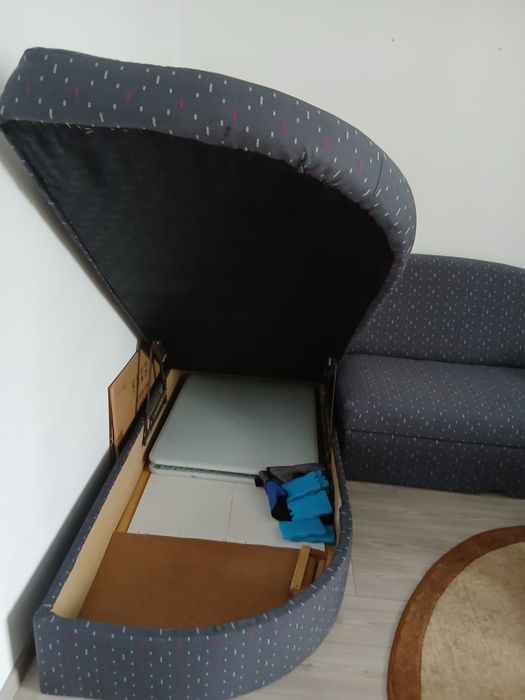 Canapea extensibila cu spațiu pentru depozitare