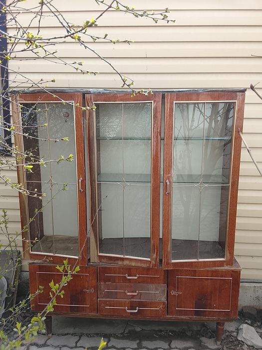 Шкаф сервант даром