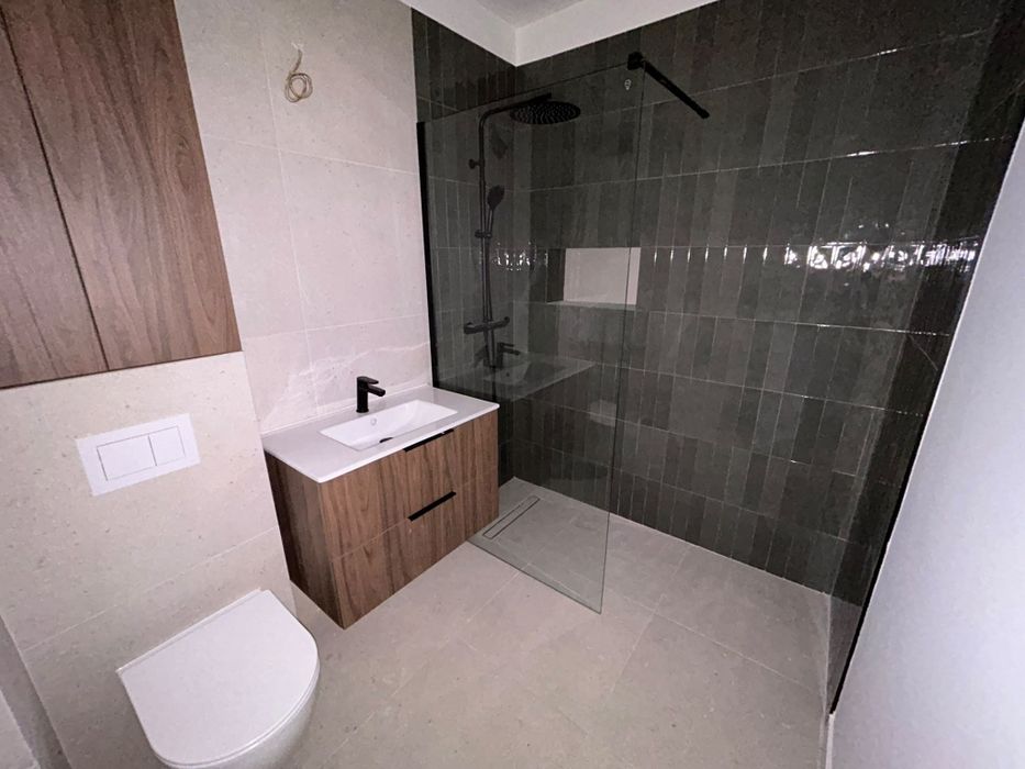 Închiriez apartament / 2 camere / NOU / etaj 1 / loc de parcare /