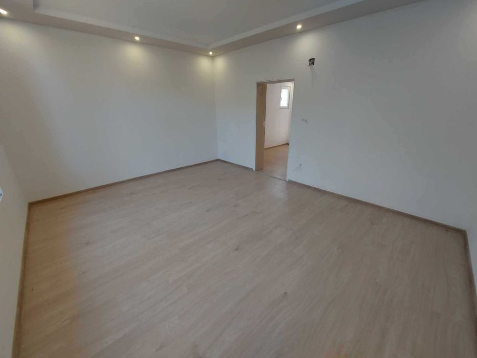 Продава се Тристаен апартамент в Търговище, Център - 120 кв.м за 668 €/кв.м - Снимка #1