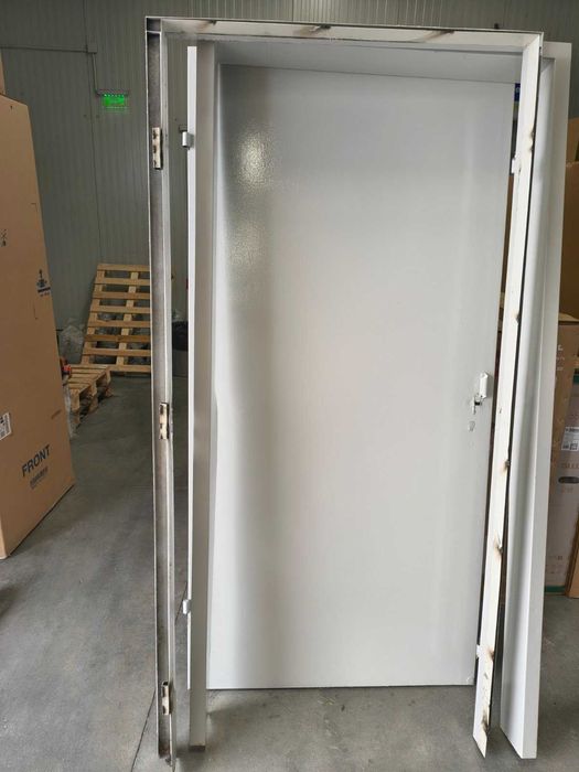 Продавам желязна врата с каса