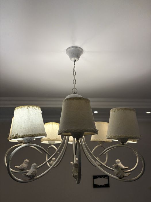 Люстра с 8 плафонами в отличном состоянии