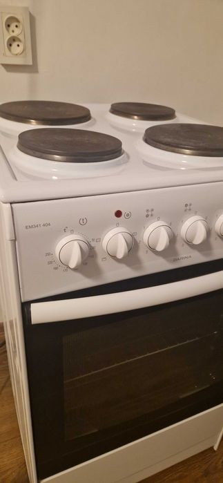 Плита с духовкой и вытяжкой