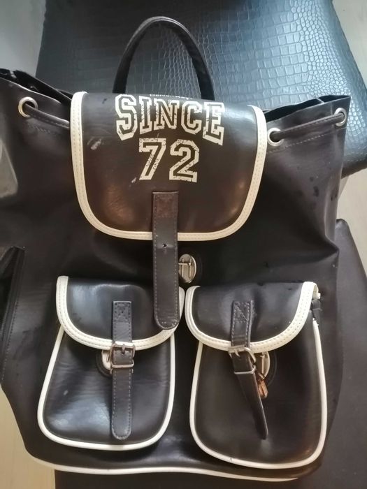 Продавам черна кожена дамска раница на Даниел Рей с 6 джобчета