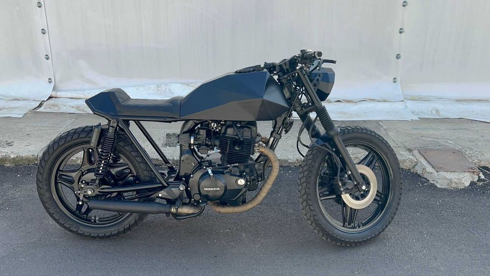 Motocicleta Honda CB400N modificata