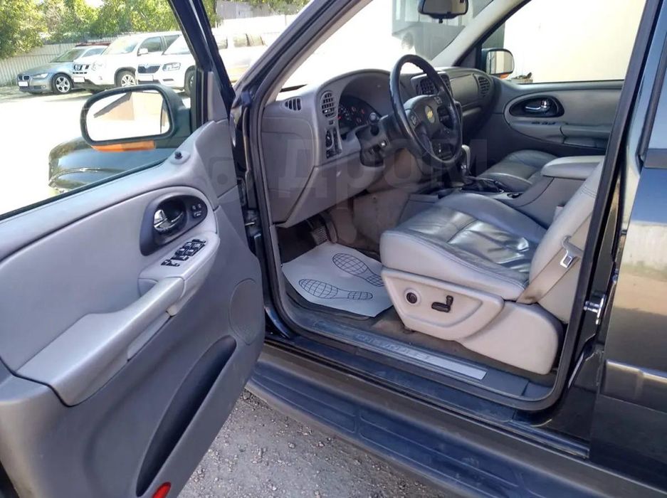 Автомобиль chevrolet trailblazer