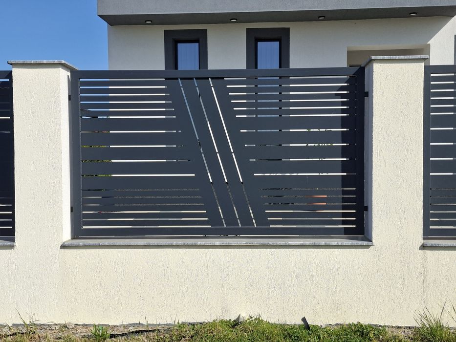 Executam, Poartă, Balustradă metalică vopsită electrostatic
