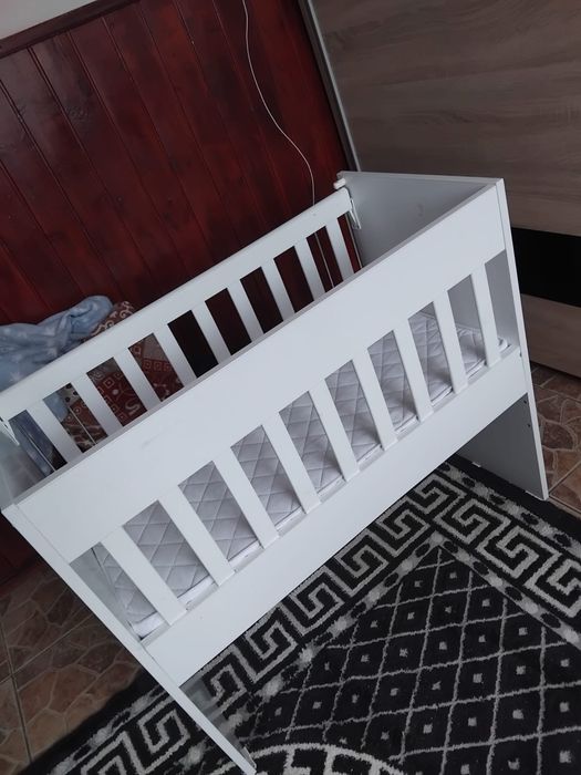 Patut pentru bebelusi de lemn