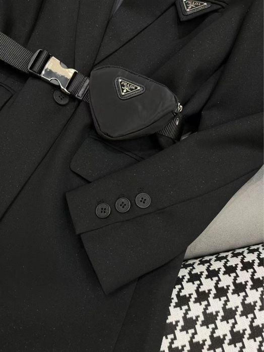 Черен блейзър на Prada с колан размер Л по етикет