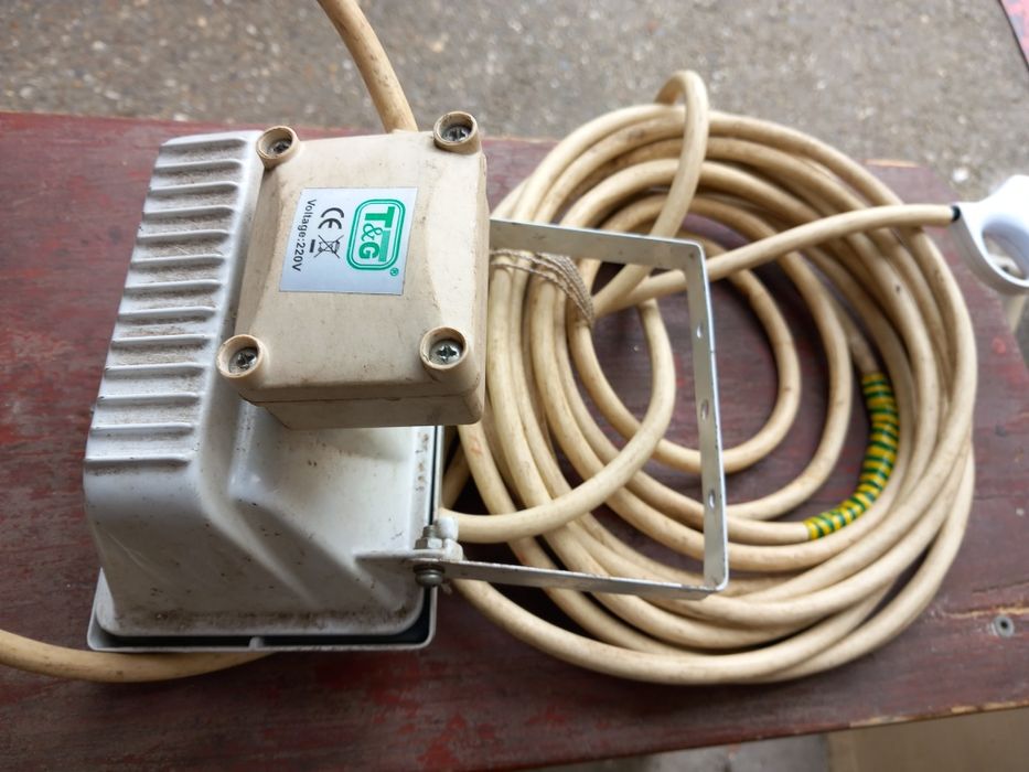 Proiector Alb cu halogen .