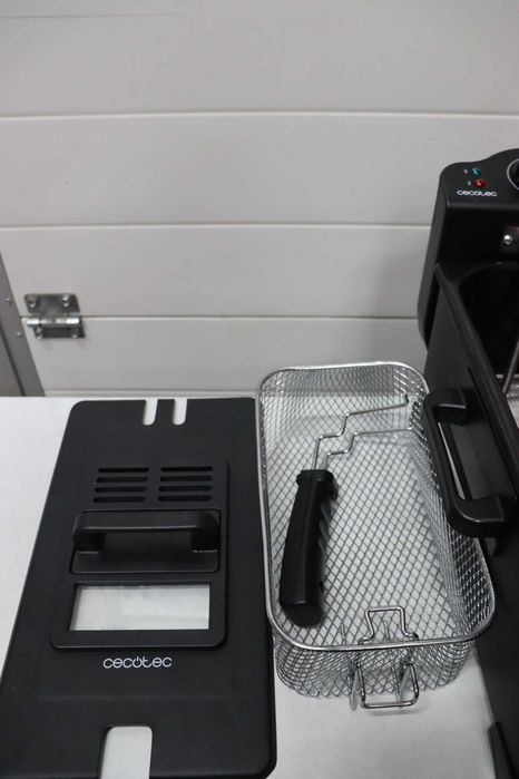 Фритюрник Cecotec CleanFry 3L 2000 W, неръждаема стомана, филтър OilCleaner, който поддържа олиото чисто, 3 литра