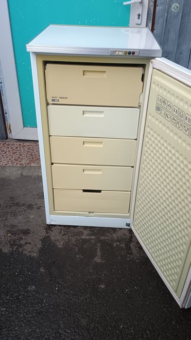 Congelator Arctic 5 rafturi.Asigur Transport București și Ilfov