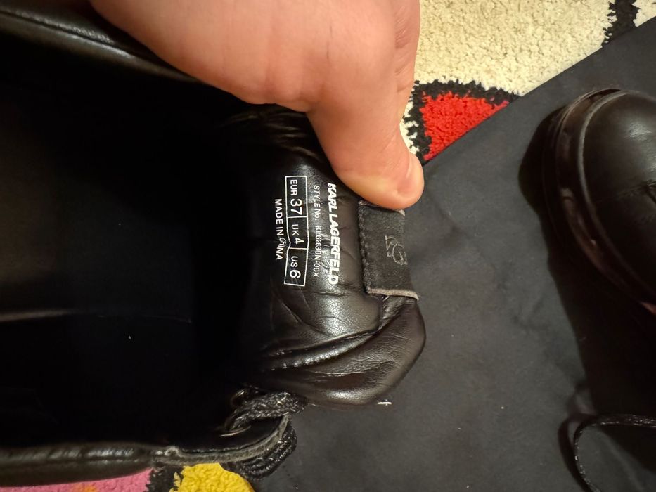 Vând Karl Lagerfeld