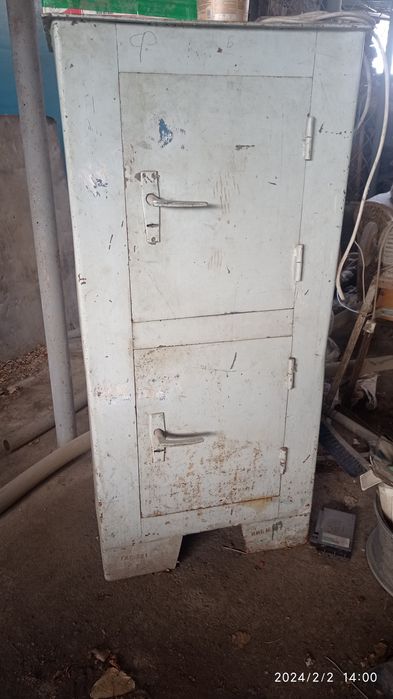 Металлический шкаф из двух отделений.