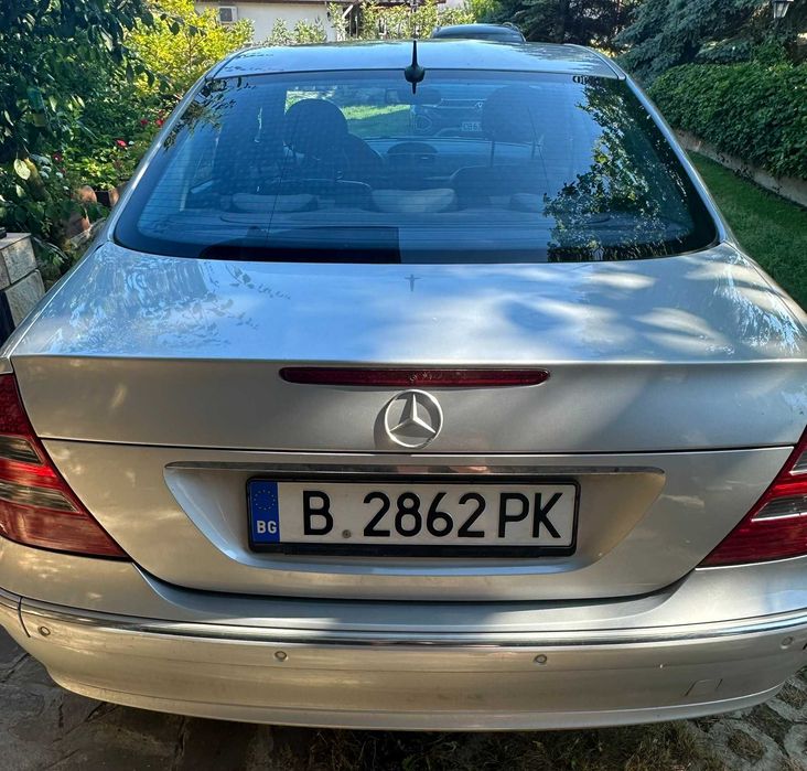 Лек автомобил Mercedes E-220