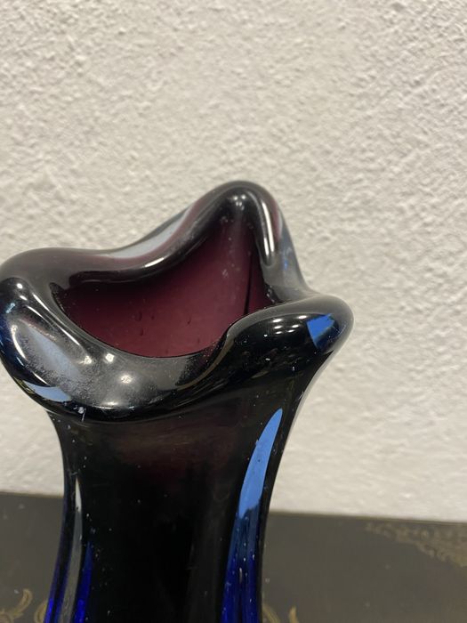 Италианска ваза от цветно стъкло с преливащи цветове