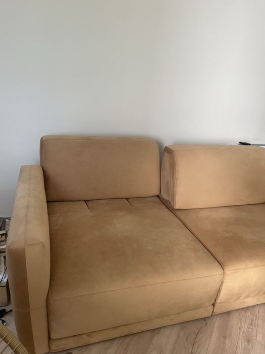Диван с местещи се облегалки