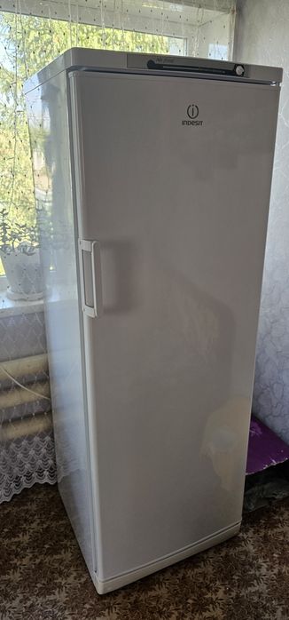 Морозильник INDESIT.