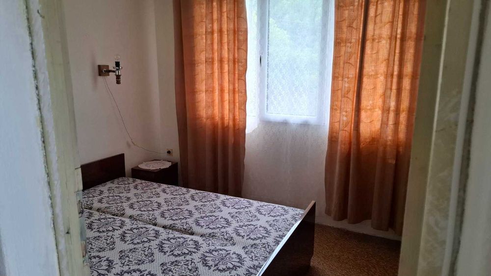 Продава масивна къща в село на 13 км от Габрово