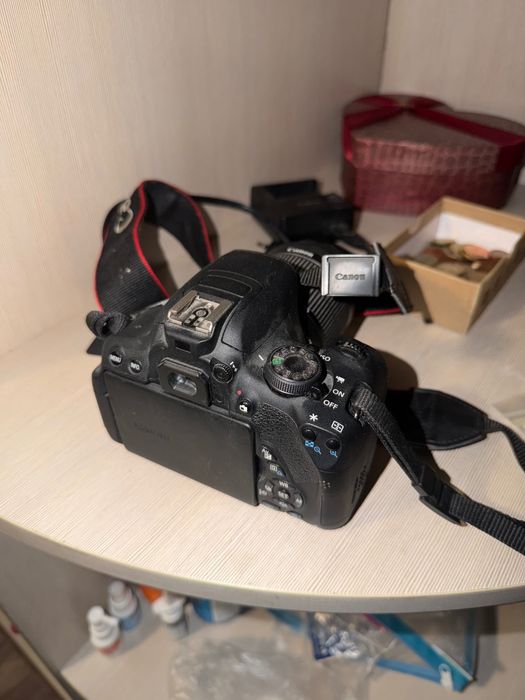 Canon EOS 700D + 18-55mm обектив – DSLR фотоапарат