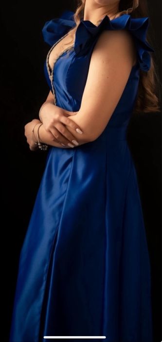 Rochie elegantă cu aplicații strălucitoare