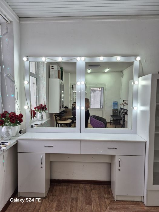 Зеркало с комодом