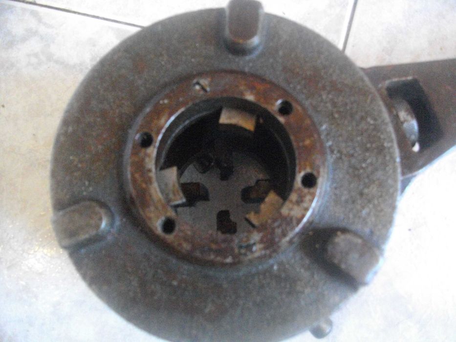 Винторезка винтонарезка плашка чешмеджийска за резби тръби 1/4"-1 1/2"