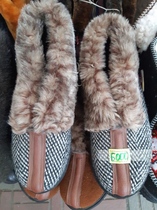 Тапочки, шлёпки, бабуши  домашние.