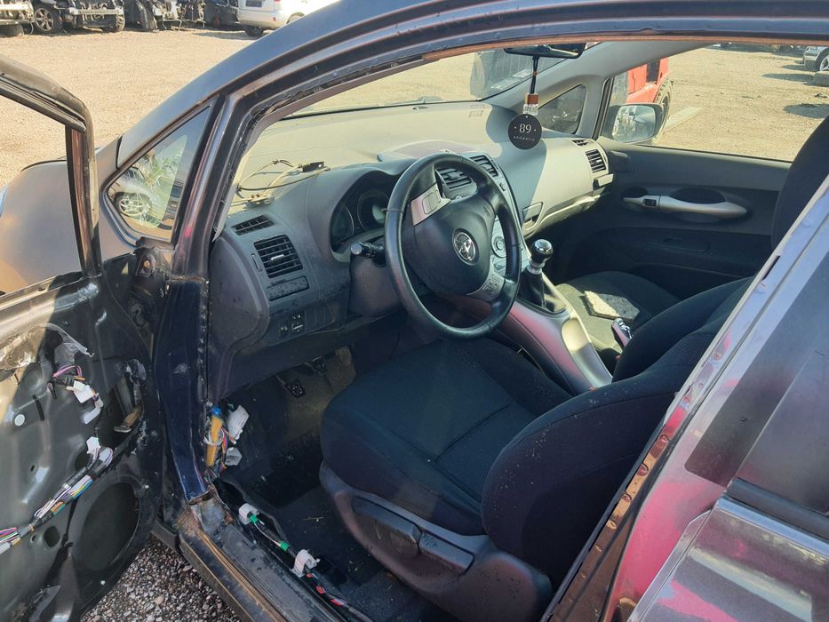 На части! Toyota Auris 2.0 D4D
