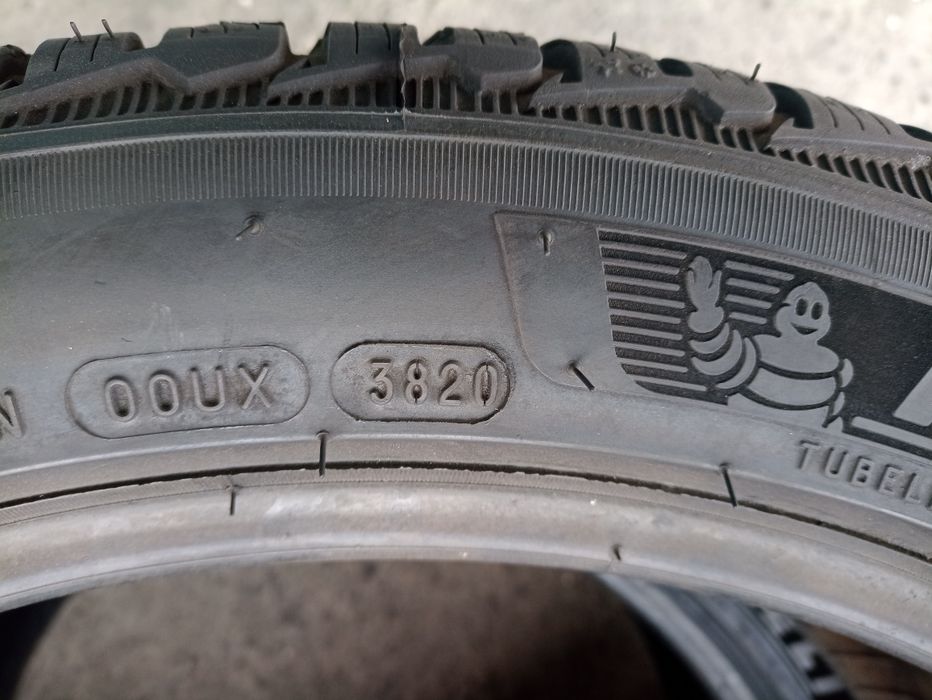 2 anvelope de iarna Michelin 235/45 R19 dot 3820