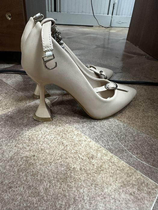 Бежевый туфли на каблуках