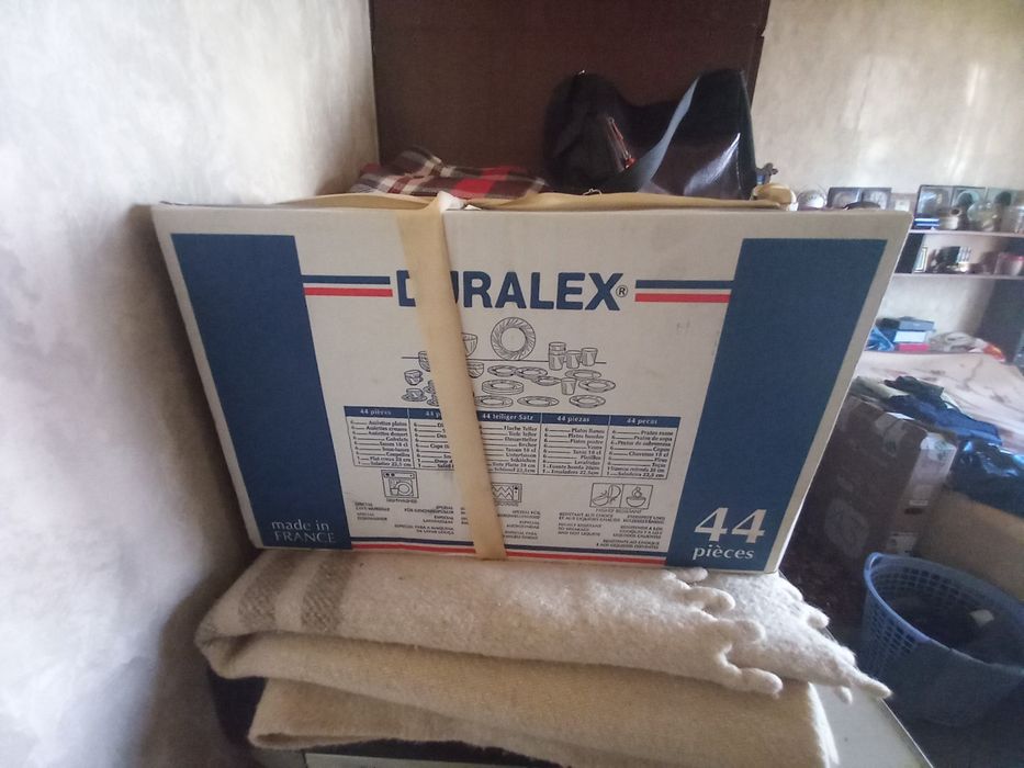 Продавам комплект 44 съда нов.