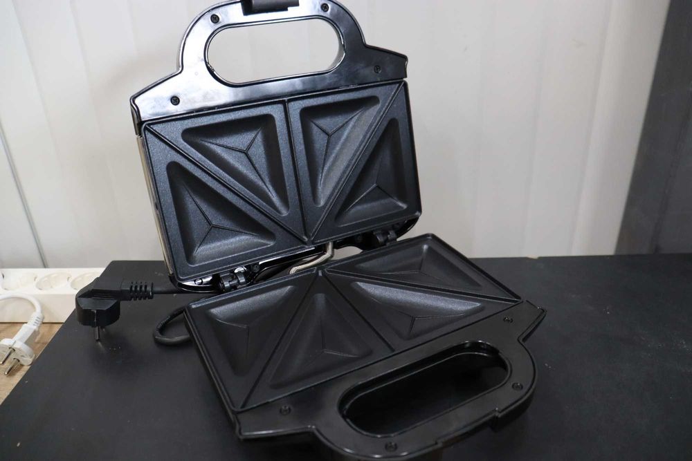 Уред за сандвичи Tefal Ultracompact 700W Незалепващи плочи, лек ДЕФЕКТ
