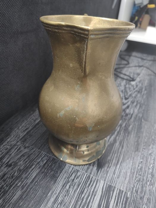 Vând carafă alamă