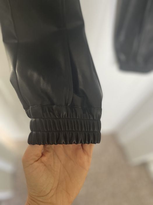 Кожен панталон Guess