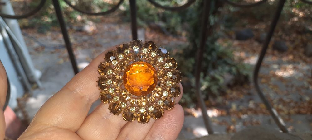 Продам винтажную брошь. Чешская. Камни медовых оттенков.