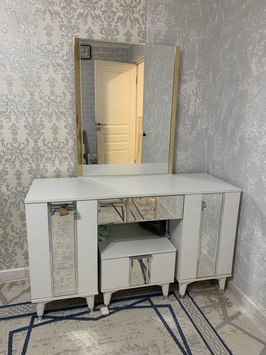 Комод с зеркалом